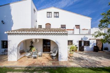 Villa en venta de estilo tradicional valenciano en San Antonio de Benagéber, Valencia.