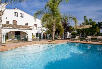 Villa en venta de estilo tradicional valenciano en San Antonio de Benagéber, Valencia.