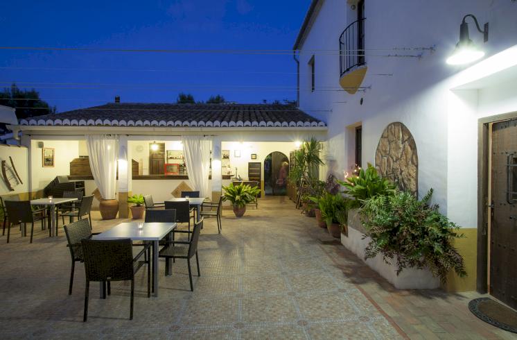 Villa en venta de estilo tradicional valenciano en San Antonio de Benagéber, Valencia.
