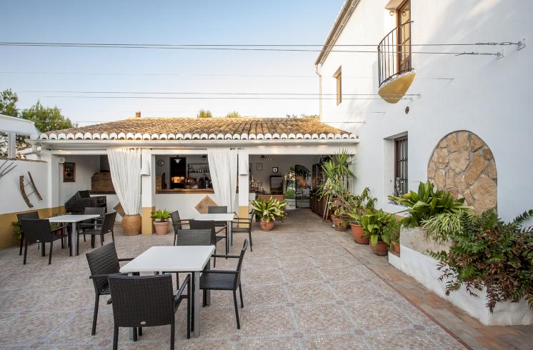 Villa en venta de estilo tradicional valenciano en San Antonio de Benagéber, Valencia.