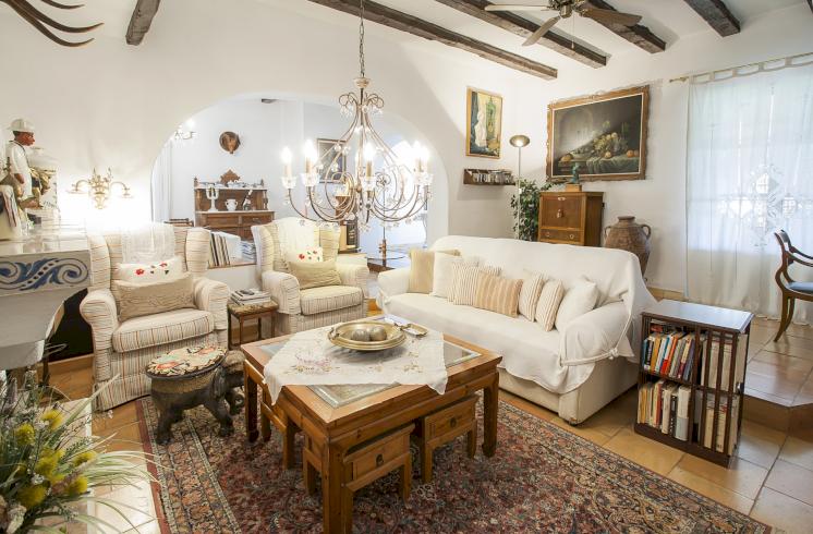 Villa en venta de estilo tradicional valenciano en San Antonio de Benagéber, Valencia.