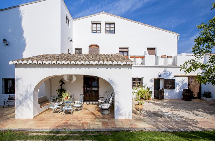 Villa en venta de estilo tradicional valenciano en San Antonio de Benagéber, Valencia.