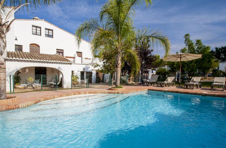 Villa en venta de estilo tradicional valenciano en San Antonio de Benagéber, Valencia.