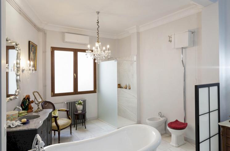 Apartamento en venta de arquitectura clásica valenciana en el centro de Valencia.