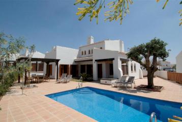 Villa en El Valle Golf Resort, en una parcela de 600 metros, junto a Murcia, en venta.