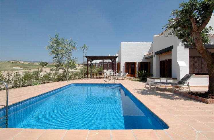 Villa en El Valle Golf Resort, en una parcela de 600 metros, junto a Murcia, en venta.