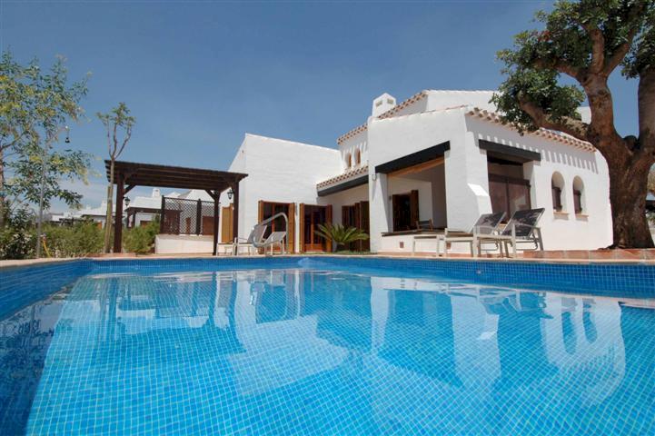 Villa en El Valle Golf Resort, en una parcela de 600 metros, junto a Murcia, en venta.