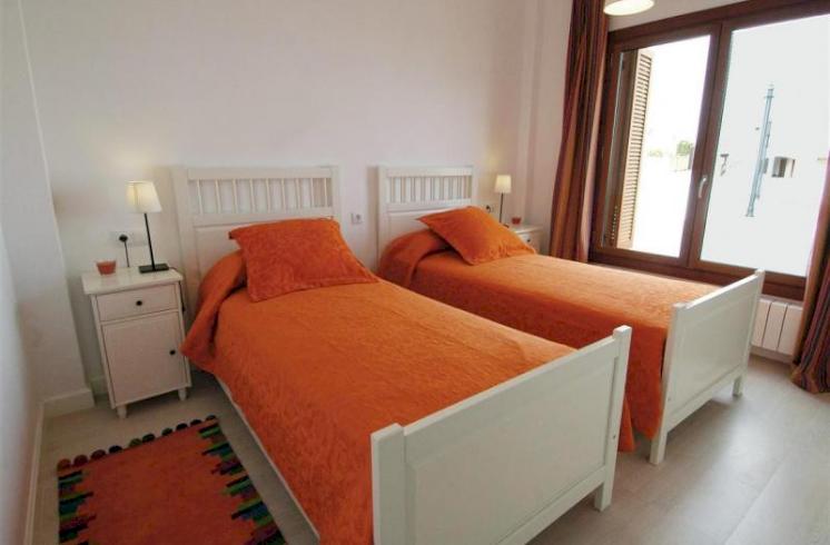 Villa en El Valle Golf Resort, en una parcela de 600 metros, junto a Murcia, en venta.