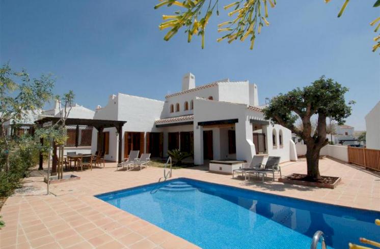 Villa en El Valle Golf Resort, en una parcela de 600 metros, junto a Murcia, en venta.