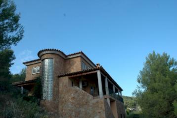 Excepcional villa de reciente construcción ubicada en el parque natural de la Sierra Calderona, en Segorbe (Castellón), con vistas sobre el pueblo y con todos los servicios.