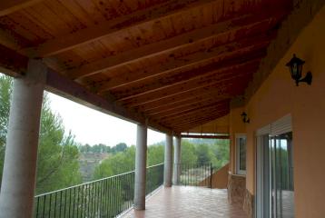 Excepcional villa de reciente construcción ubicada en el parque natural de la Sierra Calderona, en Segorbe (Castellón), con vistas sobre el pueblo y con todos los servicios.