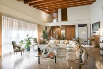 En Torrente venta de casa con inmejorables instalaciones en Santa Apolonia.