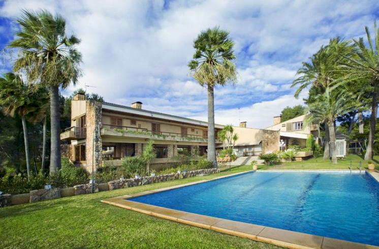 En Torrente venta de casa con inmejorables instalaciones en Santa Apolonia.