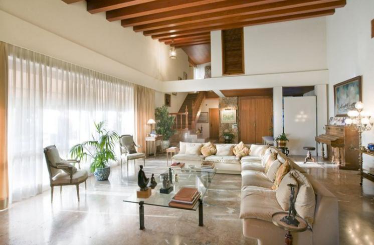 En Torrente venta de casa con inmejorables instalaciones en Santa Apolonia.