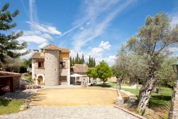 Villa con piscina interior y jardín en La Eliana, en venta.