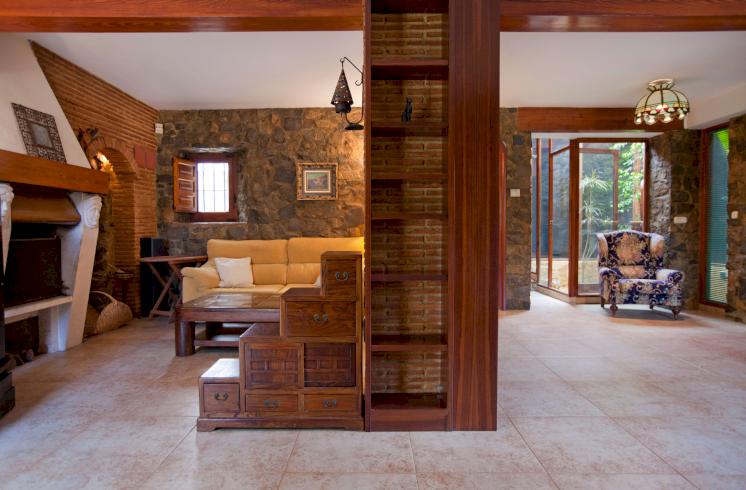 Villa con piscina interior y jardín en La Eliana, en venta.