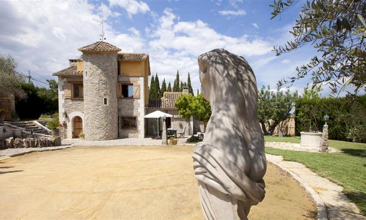 Villa con piscina interior y jardín en La Eliana, en venta.