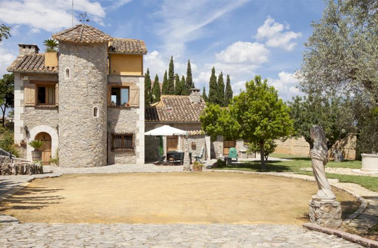 Villa con piscina interior y jardín en La Eliana, en venta.