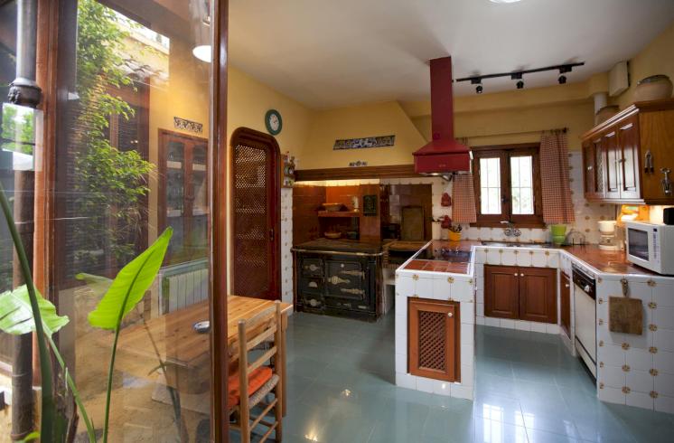 Villa con piscina interior y jardín en La Eliana, en venta.