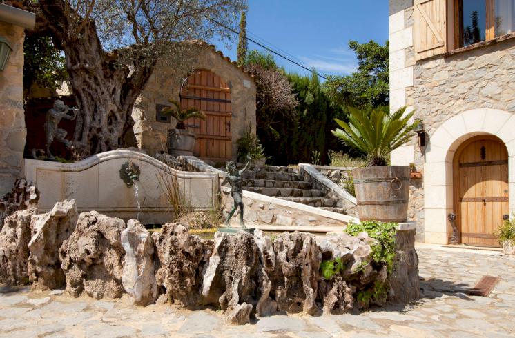 Villa con piscina interior y jardín en La Eliana, en venta.