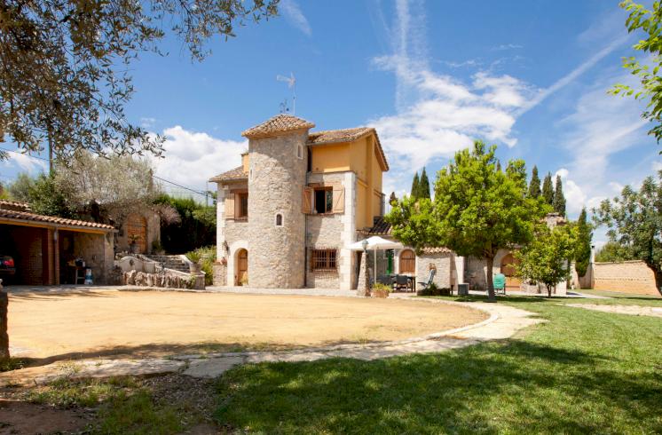 Villa con piscina interior y jardín en La Eliana, en venta.