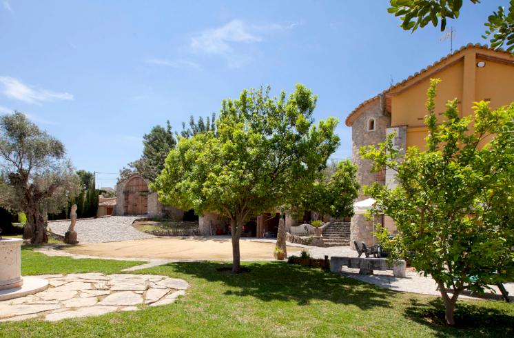 Villa con piscina interior y jardín en La Eliana, en venta.