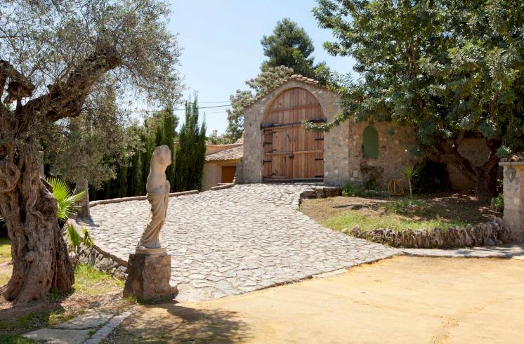 Villa con piscina interior y jardín en La Eliana, en venta.