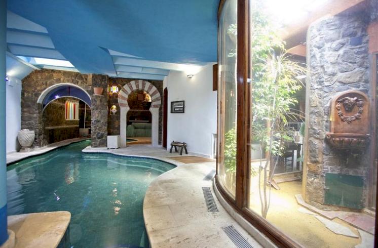 Villa con piscina interior y jardín en La Eliana, en venta.