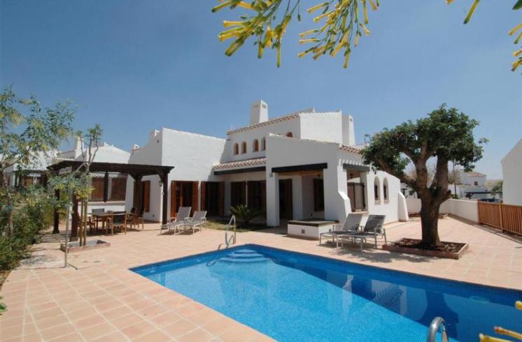 Villa en El Valle Golf Resort, en una parcela de 600 metros, junto a Murcia, en venta.