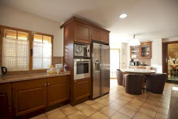 Exclusiva villa en el casco urbano de Picanya, con todos los servicios y a menos de 7 kilómetros de Valencia.