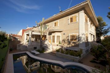 Exclusiva villa en el casco urbano de Picanya, con todos los servicios y a menos de 7 kilómetros de Valencia.