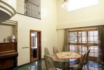 Exclusiva villa en el casco urbano de Picanya, con todos los servicios y a menos de 7 kilómetros de Valencia.