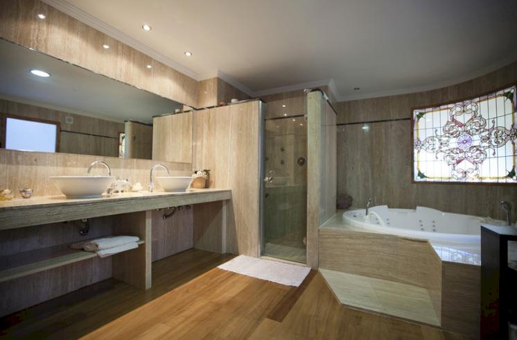 Exclusiva villa en el casco urbano de Picanya, con todos los servicios y a menos de 7 kilómetros de Valencia.