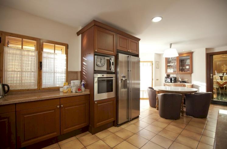 Exclusiva villa en el casco urbano de Picanya, con todos los servicios y a menos de 7 kilómetros de Valencia.