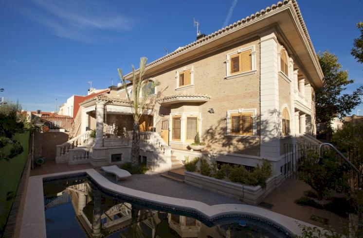 Exclusiva villa en el casco urbano de Picanya, con todos los servicios y a menos de 7 kilómetros de Valencia.