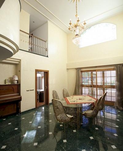 Exclusiva villa en el casco urbano de Picanya, con todos los servicios y a menos de 7 kilómetros de Valencia.