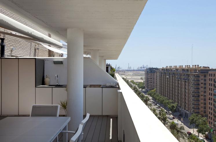 Moderno ático con gran terraza cerca de la Ciudad de las Artes y las Ciencias en Valencia.