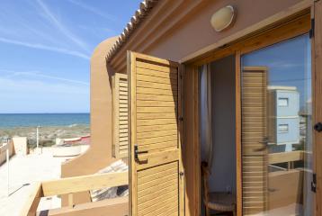 Adosado con terrazas y acceso directo a la playa en El Perellonet.