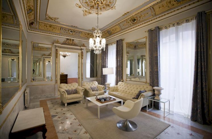 Piso en venta en un espectacular palacete en Valencia.