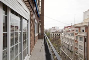 Espacioso piso con balcón, en venta, en El Ensanche, Valencia.