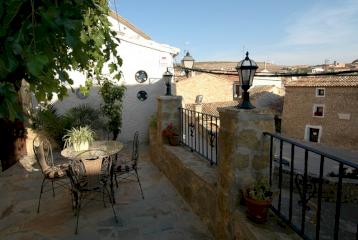 Casa rústica en Fuendetodos, ciudad natal de Goya, en venta conjunta con una moderna galería de arte. Excelente doble oportunidad de inversión, negocio o residencia en una exclusiva y emblemática población