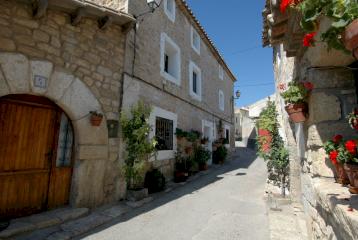 Casa rústica en Fuendetodos, ciudad natal de Goya, en venta conjunta con una moderna galería de arte. Excelente doble oportunidad de inversión, negocio o residencia en una exclusiva y emblemática población