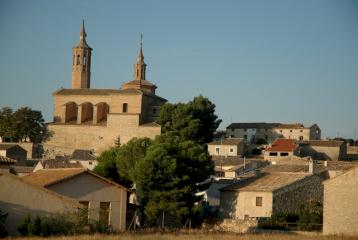 Casa rústica en Fuendetodos, ciudad natal de Goya, en venta conjunta con una moderna galería de arte. Excelente doble oportunidad de inversión, negocio o residencia en una exclusiva y emblemática población