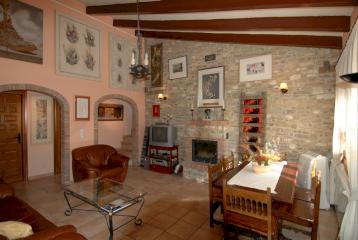 Casa rústica en Fuendetodos, ciudad natal de Goya, en venta conjunta con una moderna galería de arte. Excelente doble oportunidad de inversión, negocio o residencia en una exclusiva y emblemática población