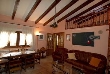 Casa rústica en Fuendetodos, ciudad natal de Goya, en venta conjunta con una moderna galería de arte. Excelente doble oportunidad de inversión, negocio o residencia en una exclusiva y emblemática población