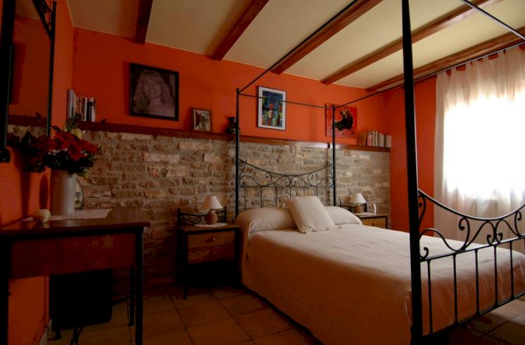 Casa rústica en Fuendetodos, ciudad natal de Goya, en venta conjunta con una moderna galería de arte. Excelente doble oportunidad de inversión, negocio o residencia en una exclusiva y emblemática población