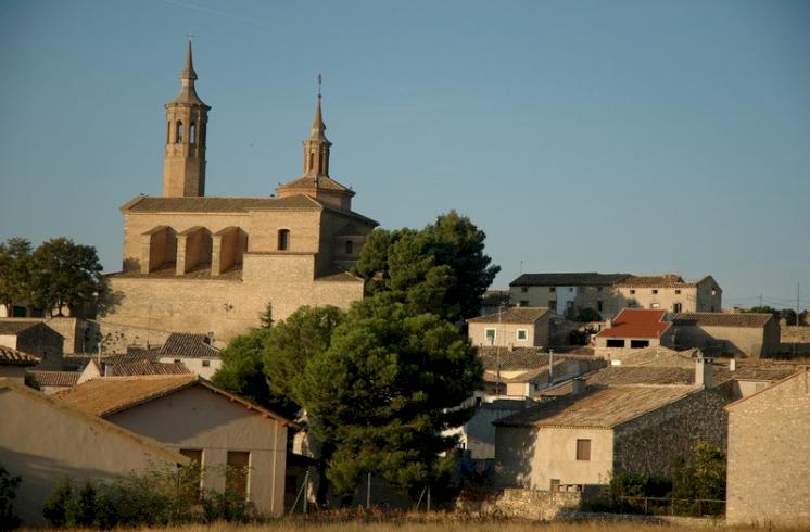 Casa rústica en Fuendetodos, ciudad natal de Goya, en venta conjunta con una moderna galería de arte. Excelente doble oportunidad de inversión, negocio o residencia en una exclusiva y emblemática población