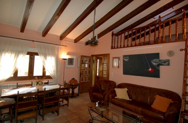 Casa rústica en Fuendetodos, ciudad natal de Goya, en venta conjunta con una moderna galería de arte. Excelente doble oportunidad de inversión, negocio o residencia en una exclusiva y emblemática población