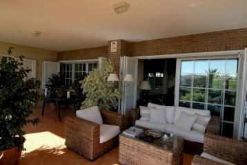 Lujosa villa en un gran terreno en la exclusiva urbanización Parque de Monte Alcedo, La Eliana, con una cocina moderna e instalaciones únicas.