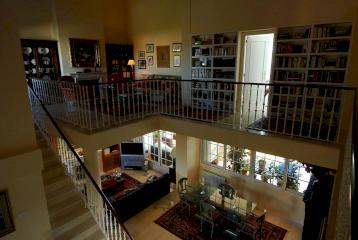 Lujosa villa en un gran terreno en la exclusiva urbanización Parque de Monte Alcedo, La Eliana, con una cocina moderna e instalaciones únicas.